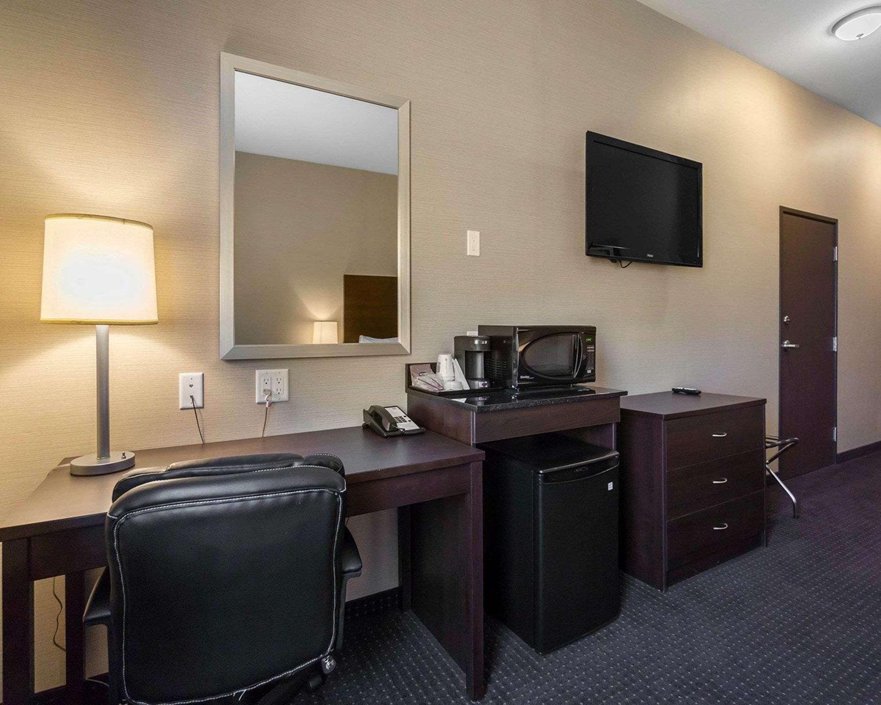 Comfort Inn & Suites Fox Creek Bagian luar foto