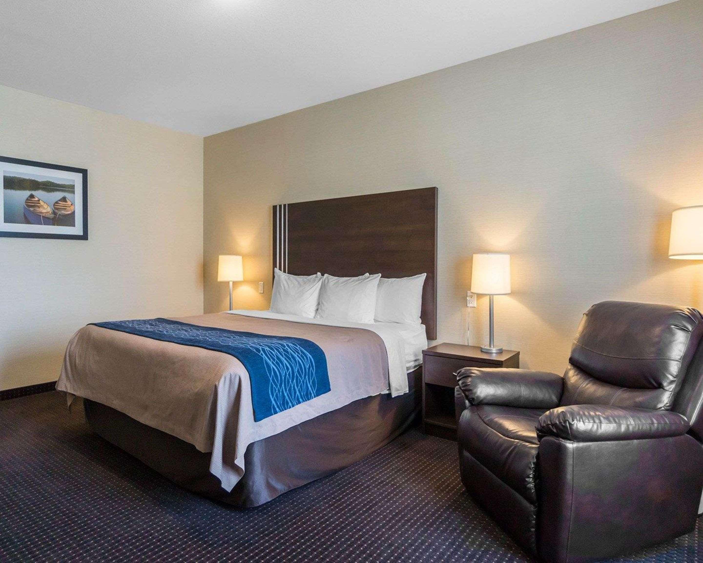 Comfort Inn & Suites Fox Creek Bagian luar foto