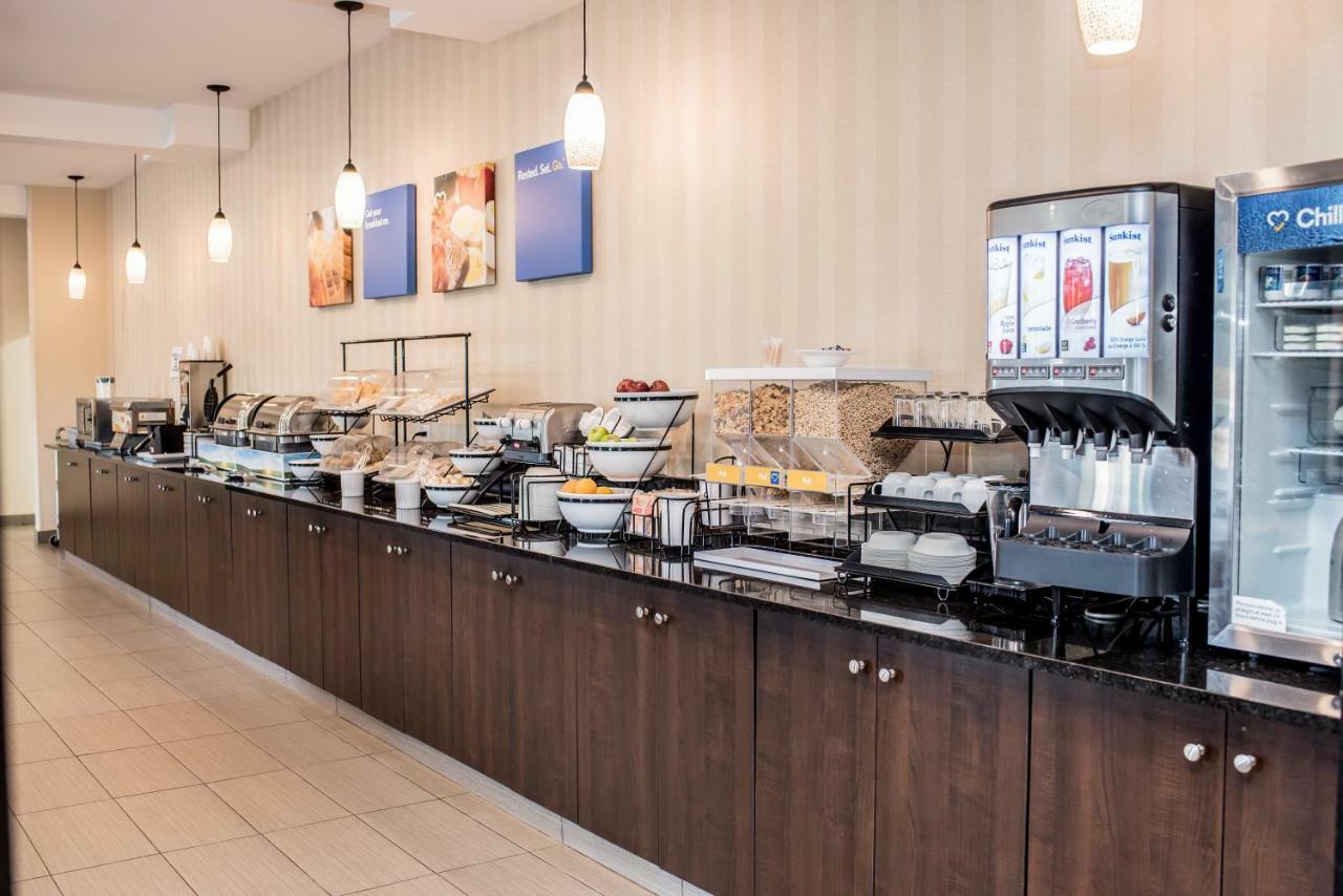 Comfort Inn & Suites Fox Creek Bagian luar foto